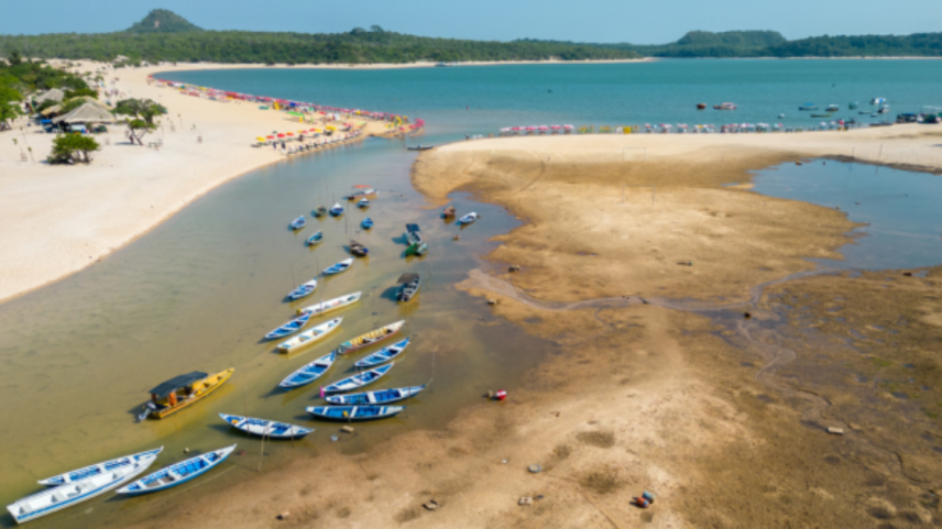 Pequenos barcos encalhados no rio durante a seca amazônica