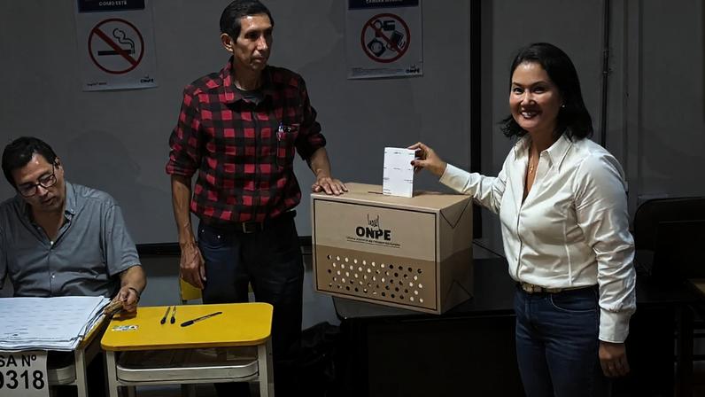A candidata presidencial do Peru, Keiko Fujimori, vota em uma seção eleitoral em Lima, Peru 12 de abril de 2026