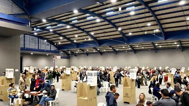 Colombianos vão às urnas no 2º turno para escolher presidente