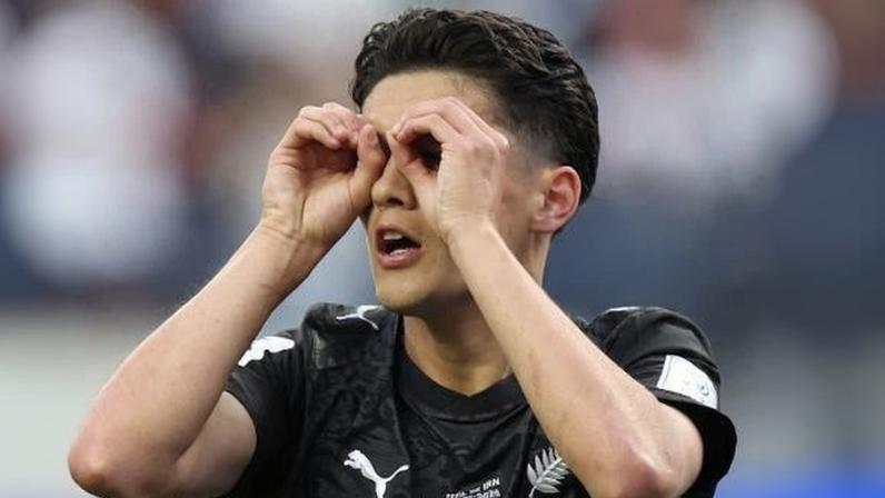 Elijah Just, atacante da Nova Zelândia, celebra gol sobre o Irã na Copa do Mundo