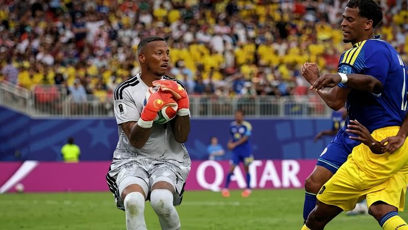 Eloy Room, de Curaçao, faz defesa contra Equador na Copa