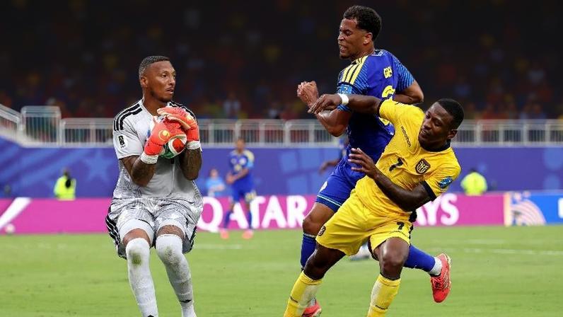Eloy Room, goleiro de Curaçao, durante partida contra o Equador