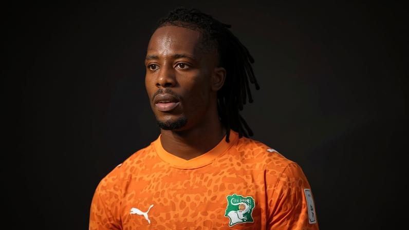 Elye Wahi em ação durante jogo entre Costa do Marfim e Equador na Copa do Mundo
