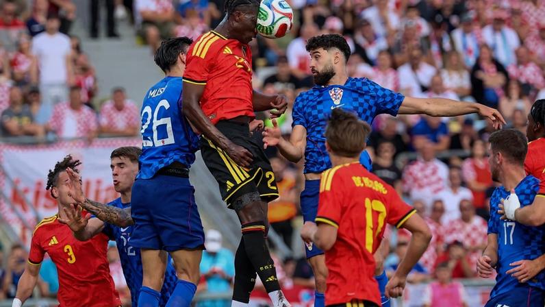 Amadou Onana salta para cabecear a bola durante o amistoso internacional de futebol entre Croácia e Bélgica, no Estádio Rujevica, em Rijeka (Foto: Marko Perkov / AFP)