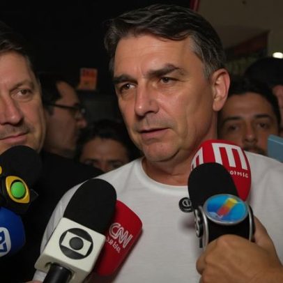Flávio Bolsonaro ameniza clima com Michelle em Goiás