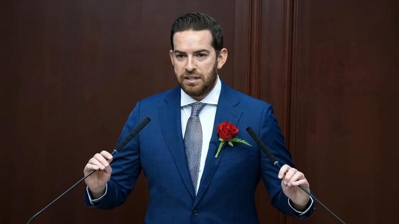 O deputado republicano Daniel Perez, durante sessão da Câmara dos Deputados da Flórida. (Foto: CRISTOBAL HERRERA-ULASHKEVICH/EFE/EPA)