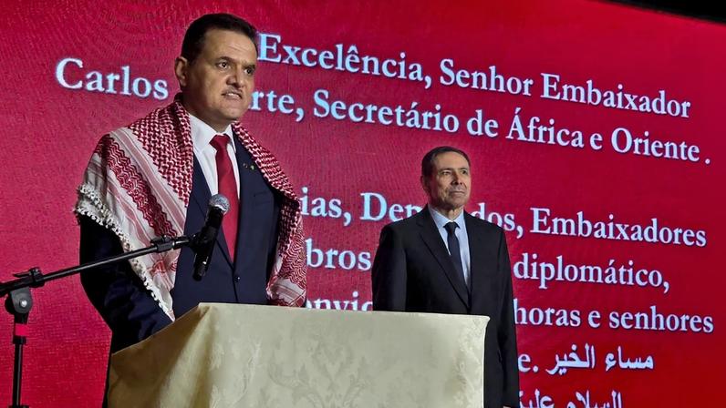 Imagem colorida mostra o embaixador da Jordânia no Brasil - Metrópoles