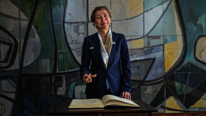 Imagem colorida mostra a embaixadora da Síria no Brasil - Metrópoles