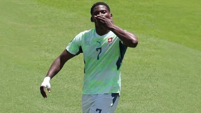 Embolo, da Suíça, celebra gol marcado contra o Catar, em jogo válido pelo Grupo B da Copa