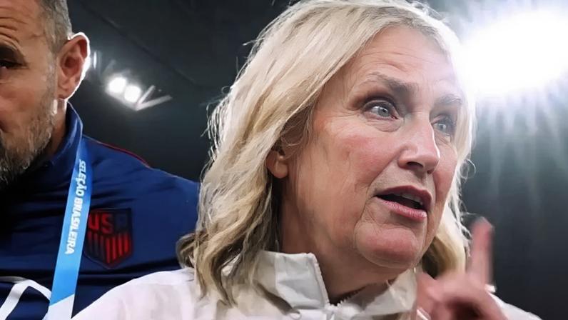 Emma Hayes, treinadora da seleção de futebol feminino dos EUA, durante jogo contra o Brasil.