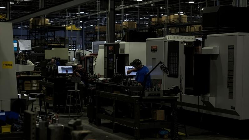 Funcionários na área de produção do prédio da General Stamping & Metalworks em South Bend, EUA, em 23 de março de 2026