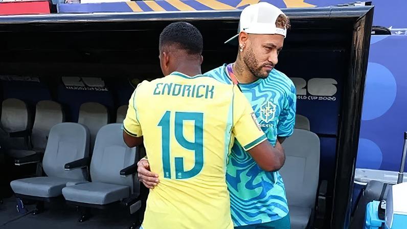 Neymar Jr. abraça Endrick durante a partida da Copa do Mundo contra o Marrocos