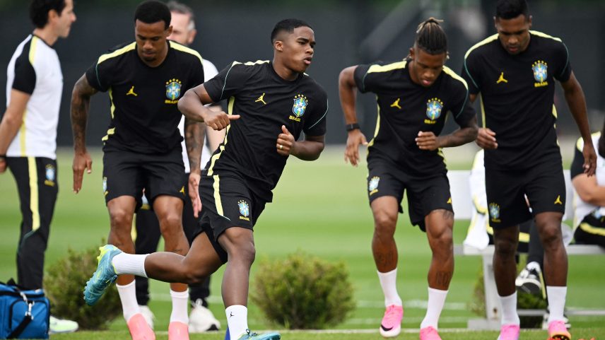 Endrick, em treino da Seleção nesta quinta-feira — Foto: Mauro Pimentel/AFP