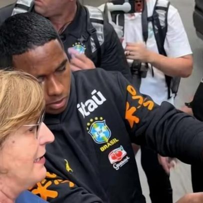 Endrick ajuda senhora a tirar foto com ele; Gabriely diz ter achado fofo