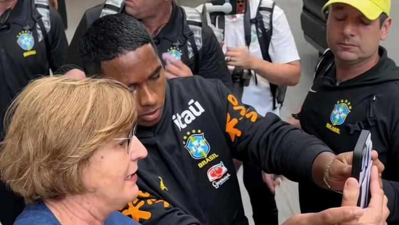 Endrick ajudou uma senhora a tirar foto com ele — Foto: Reprodução/Instagram