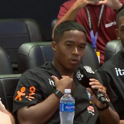 Endrick faz brincadeira de jornalista e cumprimenta Igor na coletiva