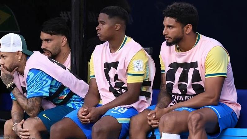 Endrick no banco de reservas no jogo Brasil x Marrocos