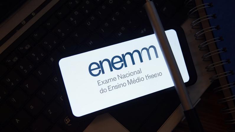 Foto colorida de celular com o símbolo do Enem - Enem: entenda como controlar a ansiedade antes e durante a prova - Metrópoles