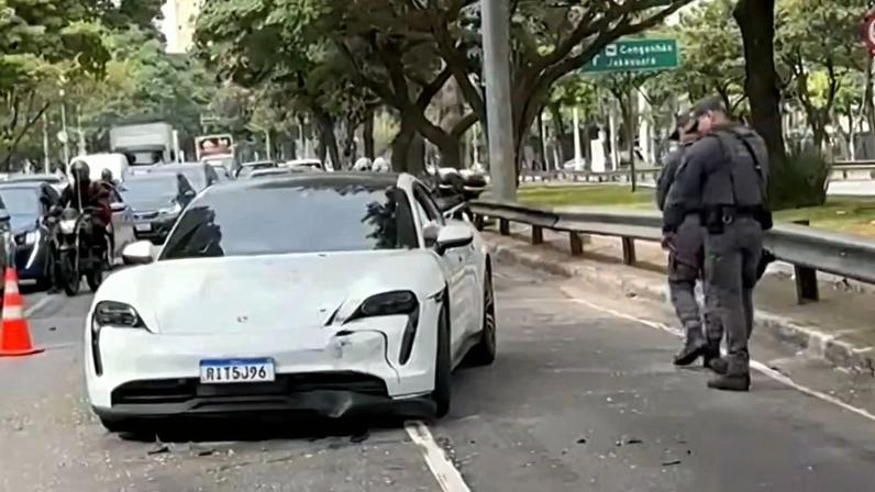 Ninguém ficou ferido no engavetamento, mas o condutor da Porsche acabou detido após apresentar sinais de embriaguez, segundo a PM