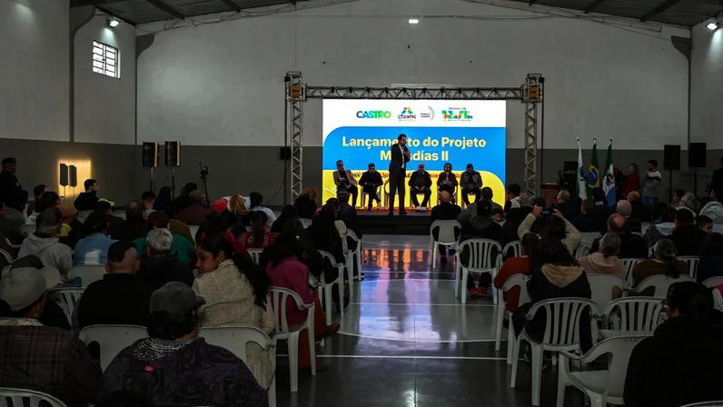 Público acompanha a cerimônia de assinatura do convênio entre Itaipu e Prefeitura de Castro, que viabilizará a construção de 100 moradias para famílias que vivem em áreas de risco no município. (Foto: Rafa Kondlatsch/Itaipu Binacional)