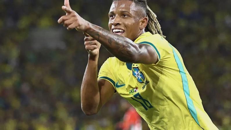 Danilo, do Flamengo, comemora gol pela Seleção Brasileira