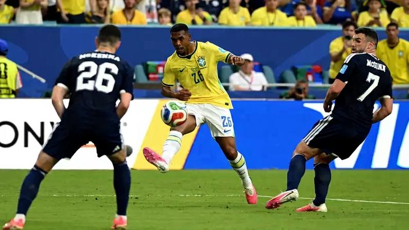 Rayan foi titular do Brasil na vitória sobre a Escócia