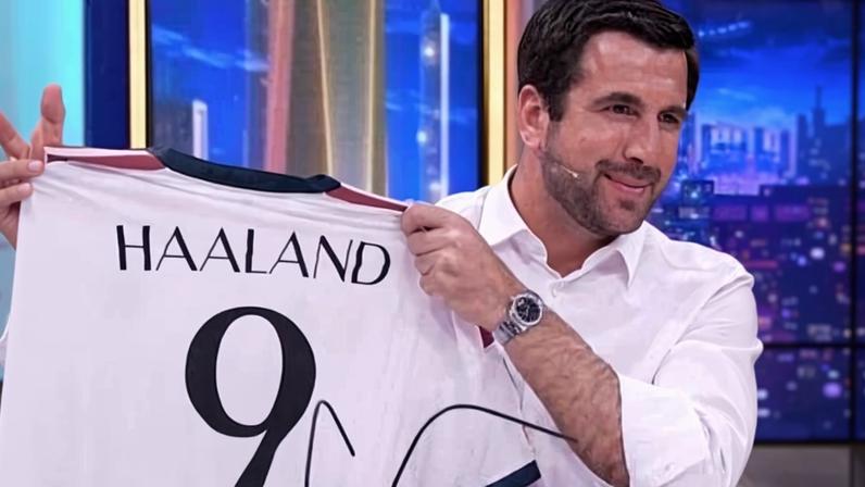 Enrique Riquelme mostrou em um programa da TV espanhola uma camisa do Real Madrid com o nome de Haaland