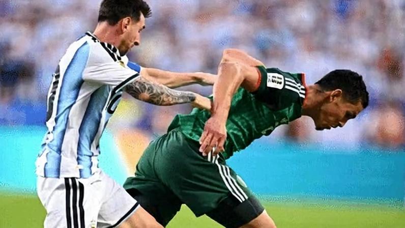 Entrada dura de Messi em Mendi gerou reclamações e críticas