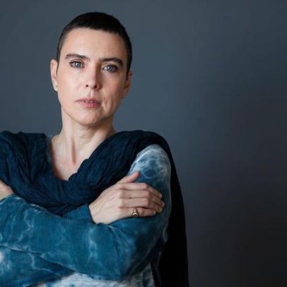 Adriana Calcanhotto apresenta turnê intimista Voz e Violão