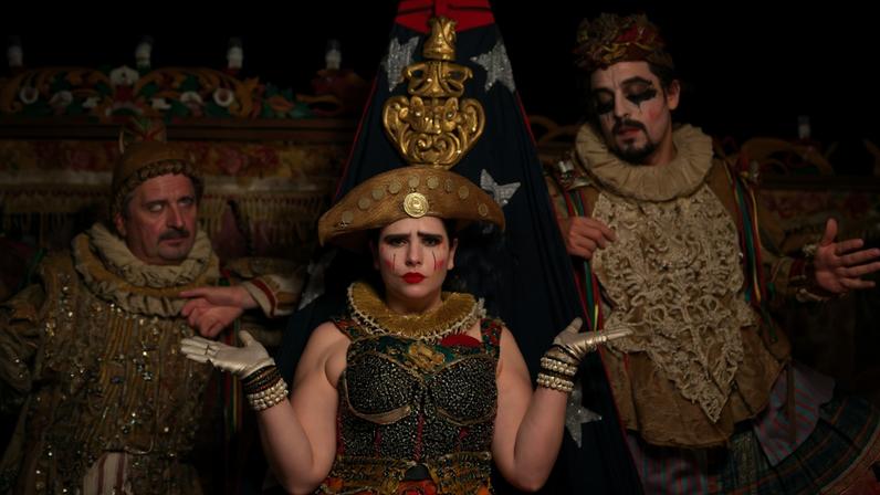 Com direção de Gabriel Villela, montagem revisita as aventuras de João Grilo e Chicó em uma encenação que mistura teatro, música, humor e referências circenses