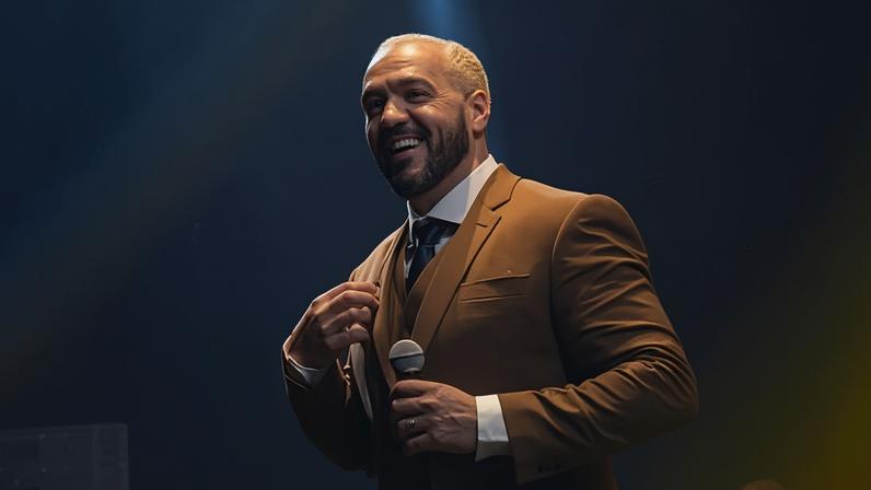Belo comenta repercussão do Hino Nacional e diverte público em show