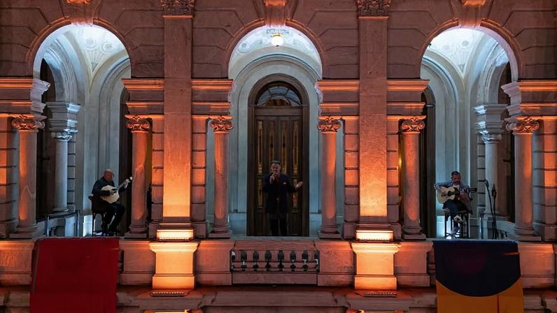Em sua primeira edição, em 2025, o festival reuniu músicos brasileiros e portugueses e emocionou o público ao levar o fado para a fachada do edifício histórico
