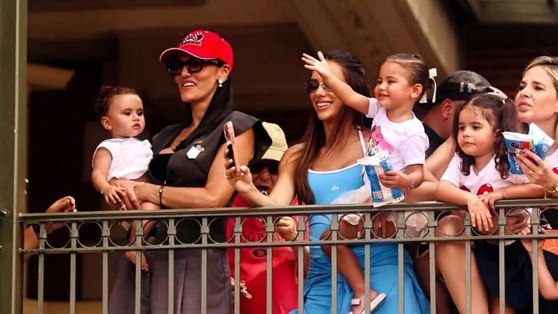 Bruna Biancardi e Carol Dantas curtem Disney juntas com os filhos