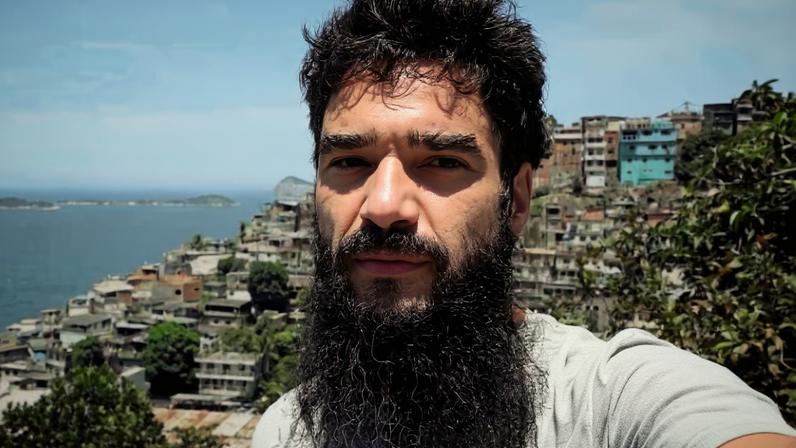 Caio Blat supreende com barba longa