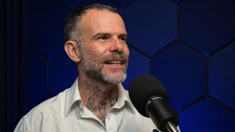 Chico Felitti durante gravação episódio piloto do podcast do Viva JK