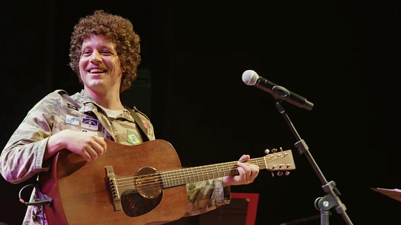 Chico Chico durante gravação de EP com a Orquestra Sesiminas