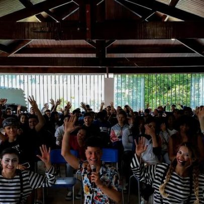 Teatro começa no refeitório da empresa para muitos trabalhadores