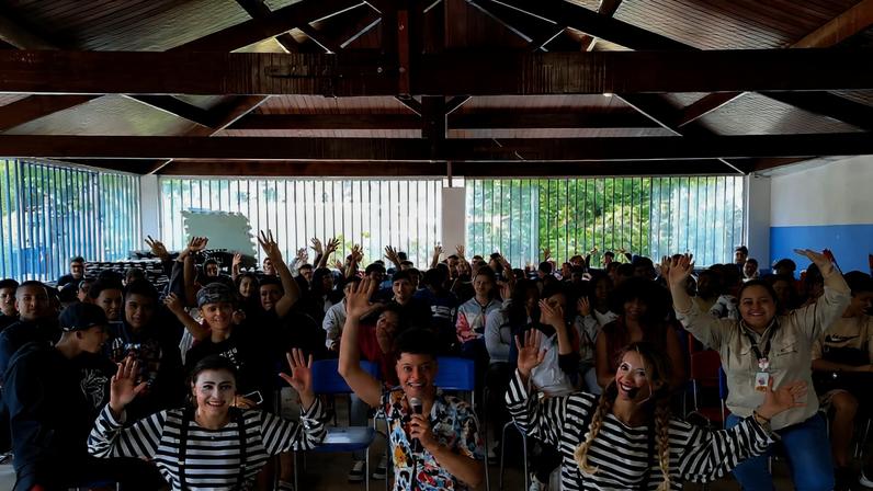 Cia Solo com o público após a apresentação
