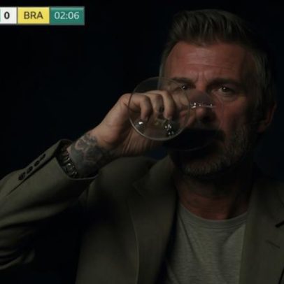 David Beckham brinda com vinho ao lado do filho durante jogo Brasil x Escócia