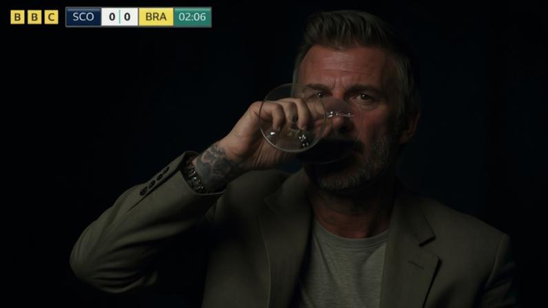 David Beckham aparece com taça de vinho nas arquibancadas da Copa e chama atenção dos fãs