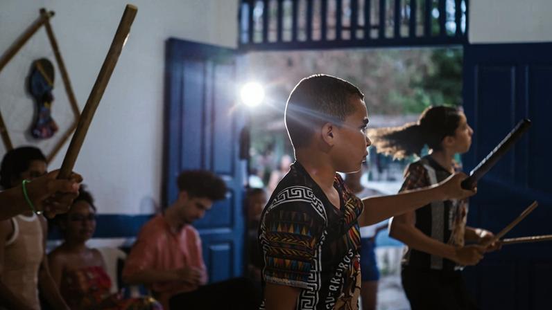 Integrantes do grupo de maculelê Guerreiros Valentes durante apresentação