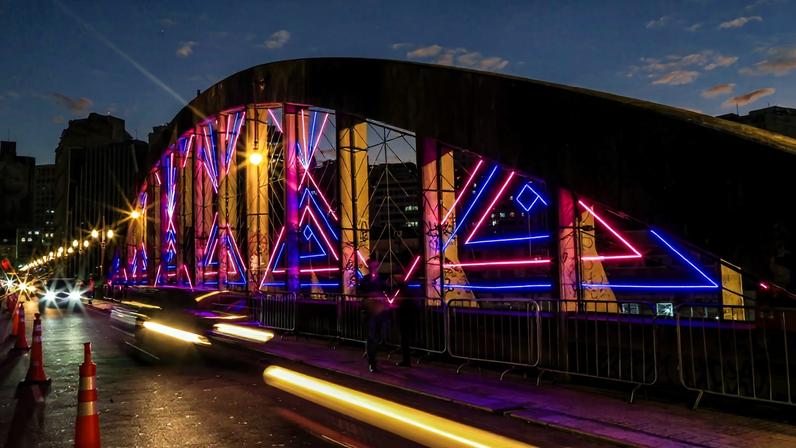 Viaduto Santa Tereza recebe instalações luminosas durante o evento