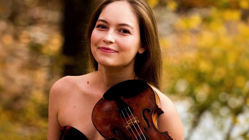 Violinista Geneva Lewis retorna à Sala Minas Gerais para interpretar o 'Concerto para Violino', de Antonín Dvorák,