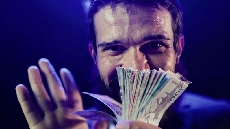 No curta-metragem "Céu, Fel e Fé", o ator Vino Fragoso interpreta cinco personagens
