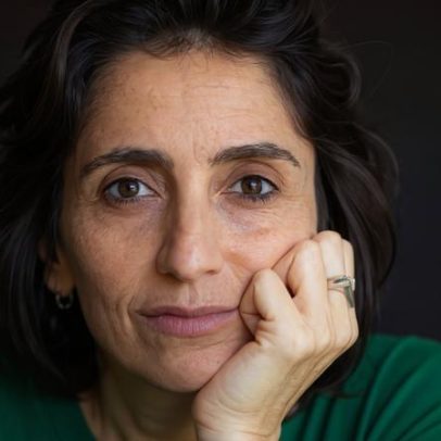 Camila Nicácio lança em BH romance que mistura realidade e ficção