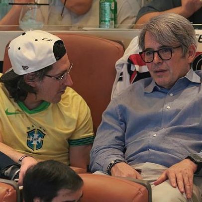 Ator de Curtindo a Vida Adoidado aparece em jogo do Brasil com camisa do SP