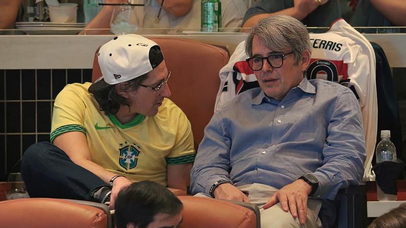 Astro de Curtindo a Vida Adoidado, Matthew Broderick aparece em jogo do Brasil com camisa do São Paulo