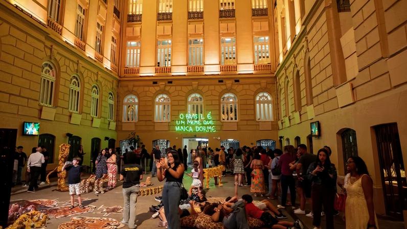 Exposição de memes no CCBB BH destaca ativismo, humor e criatividade dos brasileiros na internet