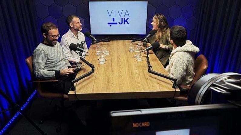 Bastidores da gravação do episódio inaugural do podcast do coletivo Viva JK