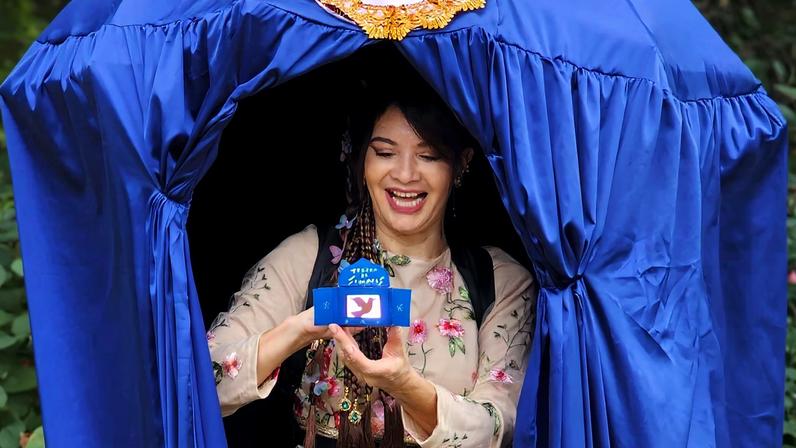 Sandra Lane durante apresentação de peça de teatro de sombras em uma caixinha de fósforo